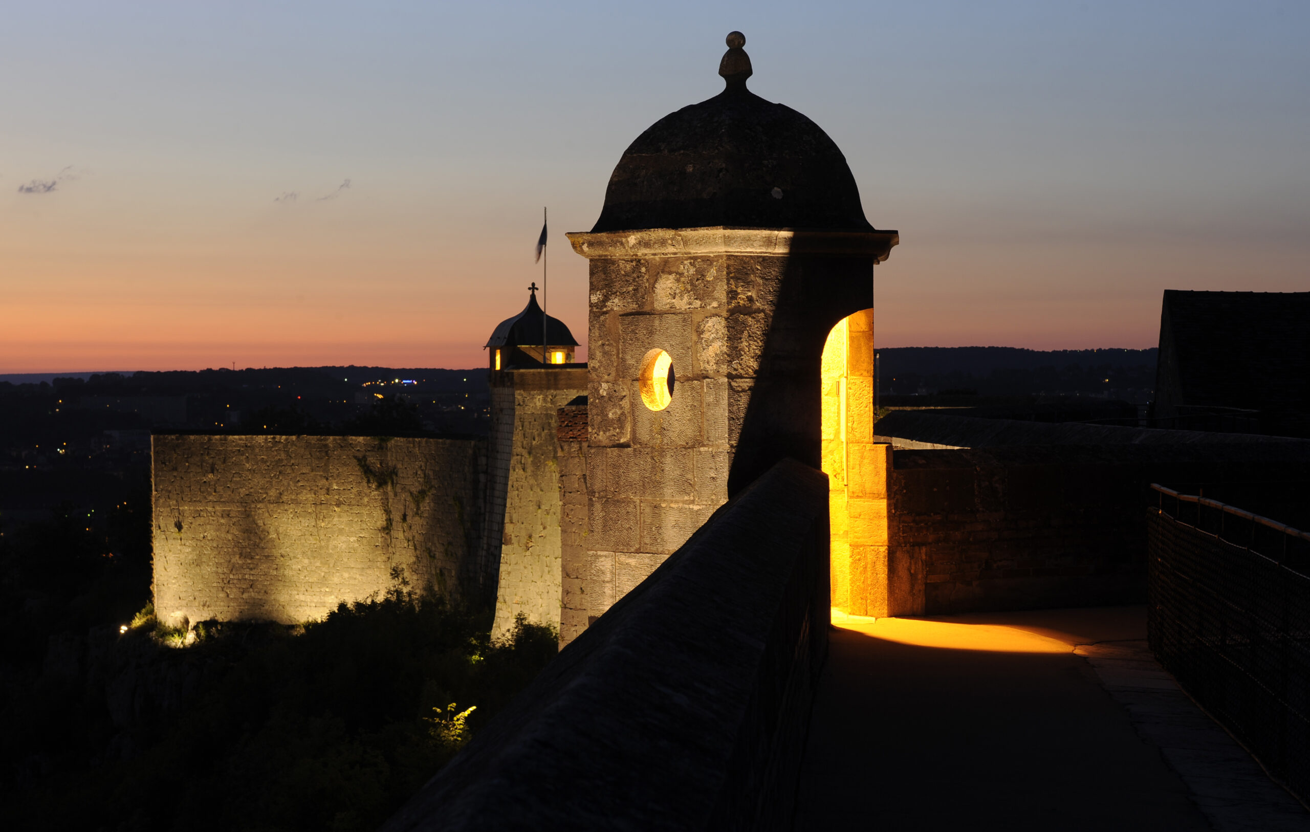 Citadelle de Besan‡on - remparts nocturnes (c) David Lefranc